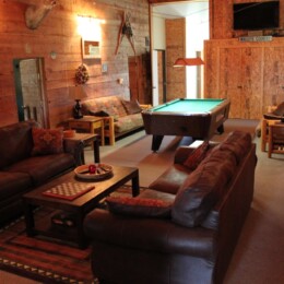 Living room set up on Lake Oahe rental